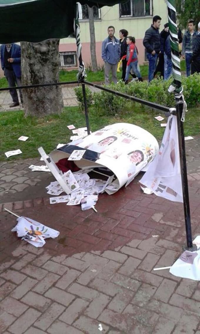 Hendek'te CHP standına saldırı