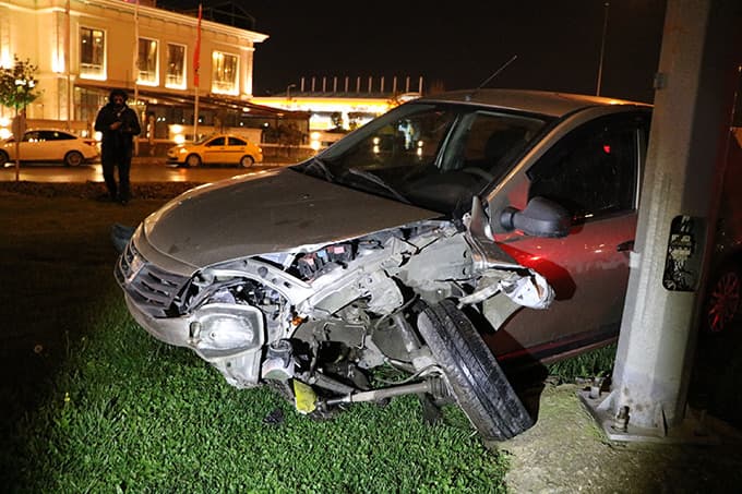 Ticari taksi ile otomobil çarpıştı: 3 yaralı