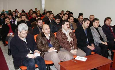 <strong><font face="Arial" size="2">İlgi Yoğun Oldu</font></strong> <p><font face="Arial" size="2">SEDER konferans salonunda yapılan tanıtım programında yazarlık kursunun ama&ccedil;ları ve işleyişi hakkında bilgi veren kurs koordinat&ouml;r&uuml; Kadir Erdal, &ouml;ğretmen, m&uuml;hendis, iş adamı, y&ouml;netici ve &uuml;niversite &ouml;ğrencilerinden oluşan geniş bir yelpazenin yazarlık kursuna kayıt yaptırdığını s&ouml;yledi. </font></p><p><font face="arial,helvetica,sans-serif" size="2">Tanıtım programının ardından yazarlık kursunun ilk dersini Prof. Dr. Arif Sarsılmaz verdi. Sarsılmaz, yazı yazma işinin sadece edebiyat&ccedil;ılara bırakılmaması gerektiğini, doktor, m&uuml;hendis, iktisat&ccedil;ı, eğitimci, &ouml;ğrenci, hatta iş&ccedil;i ve esnafın dahi yazı yazması gerektiğini vurguladı.<br /></font></p><p>&nbsp;</p>