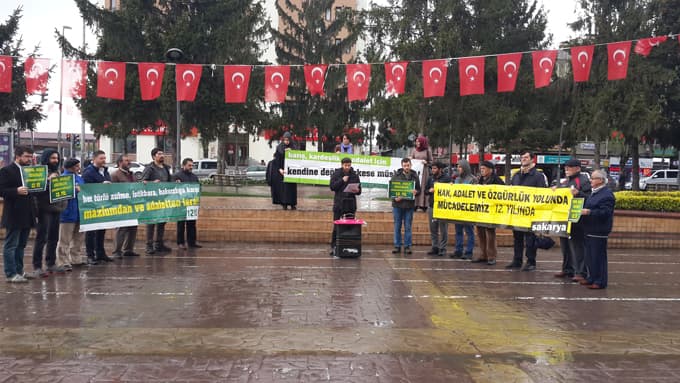 <font face="arial,helvetica,sans-serif" size="2"><strong>SAKARYA ADALET VE &Ouml;ZG&Uuml;RL&Uuml;KLER PLATFORMU 604. HAFTA BASIN A&Ccedil;IKLAMASI</strong><br /><br />Derdimiz adalet, kararımız M&uuml;sl&uuml;manca m&uuml;cadeledir<br /><br />Değerli platform dostları, duyarlı Sakarya halkı;<br /><br />S&ouml;z&uuml;n,  hiddetin ve bunun karşısında muhalif olmanın bedelinin her ge&ccedil;en g&uuml;n  ağırlaştığı bir d&ouml;nemden ge&ccedil;iyoruz. S&ouml;z&uuml;nden başka silahı bulunmayanlar,  s&ouml;z&uuml; devlet g&uuml;c&uuml;yle boğmaya &ccedil;alışanların a&ccedil;ık hedefi&nbsp; haline gelmiş  durumda. Bu anlayışa g&ouml;re; eğer s&ouml;ylediğiniz egemenlere yaramıyorsa,  d&uuml;ş&uuml;nceleriniz ancak ifade etmediğiniz s&uuml;rece serbest!!!<br /><br />Egemenler  gibi d&uuml;ş&uuml;n&uuml;p, onlar gibi ifade ettiğiniz s&uuml;rece ise, aklınıza ya da  dilinize gelen her şey; dilediğiniz gibi tahkir etmek, hakaret etmek,  alaya almak ve toplumu birbirine karşı din ve siyaset &uuml;zerinden,  d&uuml;şmanlaştıracak her t&uuml;rl&uuml; ajitasyon serbest!<br /></font><p><font face="arial,helvetica,sans-serif" size="2">Gelin  g&ouml;r&uuml;n ki, bu kadar serbestiyet(!) i&ccedil;inde, egemenleri, y&ouml;netenleri,  iktidar se&ccedil;kinlerini eleştirirken hemen her şey yasak! Kinaye yasak,  parodi yasak, teşbih, istiare ya da mecaz kullanmak da yasak... Hukuk  devletinin temel amacı, vatandaşının hakları korkusuzca kullanabilmesini  sağlamak iken; bizde yargı sisteminin bizatihi kendisi, &ouml;zellikle  olağan&uuml;st&uuml; hal d&ouml;nemlerinde, vatandaşı korkuyla denetleme aracına  d&ouml;n&uuml;ş&uuml;yor. &Uuml;stelik &uuml;st yargı kararlarında dahi siyaset&ccedil;ilere y&ouml;nelik  eleştirilerin ve hatta ağır ifadelerin sınırlarının daha geniş olduğu  kabul edilmişken! T&uuml;m bu ilke ve kararlara rağmen, i&ccedil;inde  arkadaşlarımızın da bulunduğu bir&ccedil;ok muhalif insanın sosyal medya  paylaşımları y&uuml;z&uuml;nden g&ouml;zaltına alınmaları,&nbsp; tutuklanmaları&nbsp; ibret  vericidir. Bir d&ouml;nem &ouml;nce serbestlik olan, egemenlerin lehine ifade  &ouml;zg&uuml;rl&uuml;ğ&uuml; olan şeyler, vatandaş i&ccedil;in ceza konusu olabilmektedir. Bu  &ccedil;ifte standardı kabul etmiyor, ifade &ouml;zg&uuml;rl&uuml;ğ&uuml; &uuml;zerindeki her t&uuml;rl&uuml;  tasallutun karşısında duracağımızı buradan bir kez daha deklare  ediyoruz.<br /><br />Değerli dostlar,<br /></font></p><p><font face="arial,helvetica,sans-serif" size="2">Suriye  krizi, her g&uuml;n yeni bir boyut kazanıyor. Ne zaman siyasi bir &ccedil;&ouml;z&uuml;m  &uuml;midi ucundan dahi yakalansa, insani bir krizin baş g&ouml;stermesi hi&ccedil;  gecikmiyor. Ve ne yazık ki, vicdan kanatan ve bizi insanlığımızdan  utandıran bu sahneler, k&uuml;resel g&uuml;&ccedil;ler i&ccedil;in başka kirli hesapları i&ccedil;in  yeni bir perde a&ccedil;ıyor.<br /></font></p><p><font face="arial,helvetica,sans-serif" size="2">Birka&ccedil;  g&uuml;n &ouml;nce, İdlib&rsquo;ten gelen kimyasal saldırı haberleri ile başlayan  s&uuml;recin, ABD&rsquo;nin Suriye&rsquo;de hedef b&uuml;y&uuml;tmesine varmasıyla sonu&ccedil;lanması  bizi şaşırtmıyor. Kimyasal silah iddiaları &uuml;zerinden yaşanan Irak işgali  hafızalarda tazeyken, şimdi Suriye&rsquo;deki vahşetin b&ouml;lgede yeni  operasyonlar i&ccedil;in suistimal edilmesi kesinlikle kabul edilemez. Aynı  şekilde, T&uuml;rkiye&rsquo;nin, Trump y&ouml;netimdeki ABD&rsquo;nin, b&ouml;lgede askeri  operasyon yapmasını savunması ve hatta buna fiilen de  destekleyebileceğini s&ouml;ylemesi de kabul edilemez.<br /><br />Platformumuz,  hangi silah ya da y&ouml;ntemle olursa olsun, her nerede olursa olsun,  sivillerin, s&uuml;tten kesilmemiş bebeklerin, k&uuml;&ccedil;&uuml;c&uuml;k &ccedil;ocukların, anaların  ve babaların katledilmesini en ağır şekilde lanetlemektedir. İdlib&rsquo;teki  saldırıyı da işte bu &ouml;fkeyle lanetliyoruz. Aynı şekilde Suriye halkının  kaderi &uuml;zerinden kanlı oyunlara girişen, yıllardır &ccedil;ok ağır bedeller  &ouml;denen bu i&ccedil; savaşın ateşini k&ouml;r&uuml;kleyenleri de, b&ouml;lgeyi fitne ve ateş  &ccedil;emberine &ccedil;evirenleri de lanetliyoruz.<br /><br />Ne vicdanımızı kanatıp,  sonra insanlığımızın yaralarını fırsat bilerek; kendisini kurtarıcı gibi  ortaya atan ikiy&uuml;zl&uuml;l&uuml;ğ&uuml; unutacağız; ne de her g&uuml;n &ouml;l&uuml;mden başka  se&ccedil;eneği sunmayarak, ka&ccedil; yıldır yaşanan bu acıların faili yahut  m&uuml;sebbibi olanları&hellip; Zalimler i&ccedil;in ş&uuml;phesiz, Allah katında acı bir azap  vardır. Biz ise o g&uuml;ne kadar mazlumlar i&ccedil;in adalet m&uuml;cadelemizle burada  kalacağız.<br /><br />B&ouml;lge halklarının geleceğini kuşatan siyonist planlara  ve emperyalist tuzaklara karşı; esenliğin ve kardeşliğin, ancak kendi  &ouml;zg&uuml;r irademizi ger&ccedil;ekleştirmekle m&uuml;mk&uuml;n olabileceğini hatırlatıyoruz.  Anadolu&rsquo;nun ve Ortadoğu&rsquo;nun kaderinin Washington, Br&uuml;ksel ya da  Moskova&rsquo;da değil, burada, kendi topraklarımızda ve b&ouml;lge halklarının  dayanışmasıyla &ccedil;izilmesi gerektiğini savunuyoruz. Bunun i&ccedil;in,  yaşadığımız sorunları &ccedil;&ouml;zecek sistem arayışının cevabı, sınırsız yetki  ve sorumsuz g&uuml;&ccedil; tekeli kurmayı arzulayanlarda, elindeki her t&uuml;rl&uuml; imk&acirc;nı  d&uuml;nya sisteminin efendileriyle ittifak kurarak kullanmayı teklif  edenlerde ya da g&uuml;n&uuml;birlik &ccedil;ıkarların siyasetini yapanlarda kesinlikle  olamaz. &Ccedil;&ouml;z&uuml;m, bizi birbirimize yaratılışta eş kılan insani değerlerde,  dinde kardeş kılan hakikat temelinde, adalet ve hakkaniyet ilkelerinde,  barış ve &ouml;zg&uuml;rl&uuml;k talebindedir. Derdimiz adalet, kararımız M&uuml;sl&uuml;manca  şahitlik i&ccedil;in m&uuml;cadeledir. </font></p>