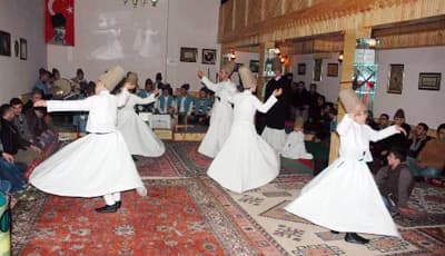 Küçük Semazenlerin Gösterisi İzleyenleri Büyüledi