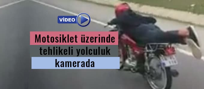 Motosiklet üzerinde tehlikeli yolculuk kamerada