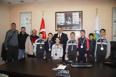 <p><font face="arial,helvetica,sans-serif" size="2"><strong>Hendek Sporda da Rakip Tanımıyor<br /></strong><br /></font><font face="arial,helvetica,sans-serif" size="2">Şampiyonlar, turnuvadan d&ouml;ner d&ouml;nmez Hendek Belediye Başkanı Ali İnci'yi makamında ziyaret ederek sevin&ccedil;lerini paylaştı. Antren&ouml;rleri Nurkan Kayacık ile birlikte Başkan İnci'yi ziyaret eden şampiyonlar, kendilerine destek olan Başkan İnci'ye teşekk&uuml;r etti. <br /><br />Hendek Belediye Başkanı Ali İnci, sporcuları tebrik ederek, <font color="#333399">&quot;Sizlerin başarıları bizleri gururlandırıyor. Hendek her konuda olduğu gibi sporda da rakip tanımıyor. İl&ccedil;emizi en iyi şekilde temsil edip takım halinde birincilikle d&ouml;nmeniz bizi mutlu etti. Sizleri ve antren&ouml;r&uuml;n&uuml;z&uuml; tebrik ediyor, başarılarınızın devamını diliyorum&quot;</font> dedi. </font></p>