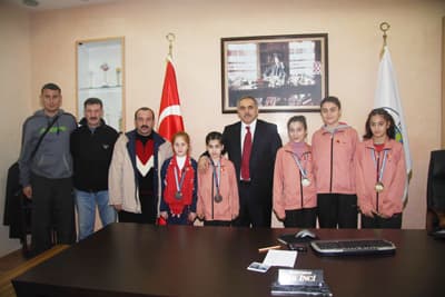 <p><font size="+0"><font face="arial,helvetica,sans-serif"><font size="2"><font color="#000000"><strong>Başarının Mimarı Başkanımızdır</strong><br /></font><br />Hendek Belediyesi Karate Kul&uuml;b&uuml; antren&ouml;r&uuml; Nurkan Kayacık da, Başkan İnci'ye &ouml;ğrencileri ve aileleri adına teşekk&uuml;r ederek, <font color="#333399">&quot;<strong>&Ouml;ğrencilerimizin başarılarının mimarı başkanımızdır.</strong> Kendileri bizlere maddi manevi hep destek vermişlerdir. Bizler de o desteğe layık olmaya &ccedil;alışıyoruz. &Ouml;ğrencilerimiz g&uuml;zel bir performans g&ouml;stererek 670 sporcu i&ccedil;erisinden başarıyla &ccedil;ıkmışlardır. B&uuml;y&uuml;kşehirleri bile geride bırakarak takım halinde birinci olmuşlardır. Gittiğim m&uuml;sabakalarda il&ccedil;emizi en iyi şekilde temsil etmeye gayret ediyoruz. Bundan sonra da başarılarımızı kat kat artıracağız&quot;</font> dedi.</font></font></font></p>
