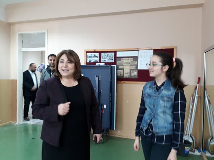 Özel Çocukların Okulunu Ziyaret Etti