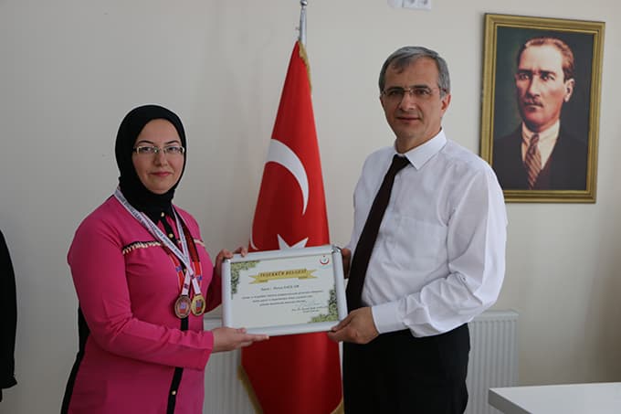 Başarılı sporcuya teşekkür belgesi verildi 
