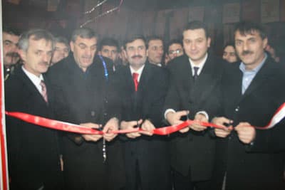 <font face="Arial" size="2">Şehrin yapısını değiştirecek yeni projelere imza atacaklarını belirten Zeki To&ccedil;oğlu, <font color="#333399">&quot;Hizmet ak kadroların işidir. Halkımızın hayatını kolaylaştıracak, şehrimizin geleceğini hazırlayacak projelerimizi tek tek hayata ge&ccedil;ireceğiz.&nbsp; Halkımız bize inanıyor ve g&uuml;veniyor. &Ccedil;&uuml;nk&uuml; bu halk kendisine hizmet edecek olanı &ccedil;ok iyi biliyor. Bu g&uuml;venini boşa &ccedil;ıkartmayacağız. Aydınlık yarınlar ve şehrimizin geleceği i&ccedil;in yılmadan yorulmadan &ccedil;alışacağız&quot;</font> dedi. AK Parti'nin bu se&ccedil;imlerden daha da g&uuml;&ccedil;lenerek &ccedil;ıkması gerektiği de s&ouml;yleyen Zeki To&ccedil;oğlu, Sakarya halkının bu konuda &uuml;zerine d&uuml;şeni yapacağını s&ouml;yledi. </font>