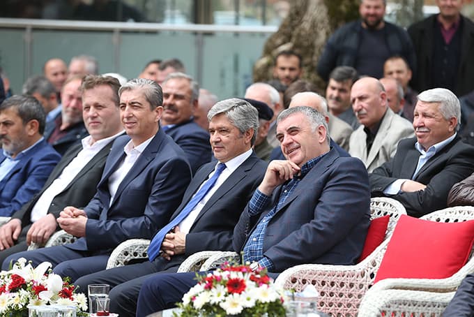<p><font face="arial,helvetica,sans-serif" size="2"><strong>''Derdimiz millete hizmet''</strong><br /></font></p><p><font face="arial,helvetica,sans-serif" size="2">S&ouml;ğ&uuml;tl&uuml;  Belediye Başkanı H&uuml;seyin Gen&ccedil;, &ldquo;Bildiğiniz gibi S&ouml;ğ&uuml;tl&uuml; tarım ve  hayvancılıkta Sakarya&rsquo;nın Hollanda&rsquo;sı denilen bir konumdaydı. Buna  sanayi eklendi. Biz turizmi de eklemeye &ccedil;alışıyoruz. G&ouml;reve geldiğimiz  g&uuml;nden bu yana yaptığımız &ccedil;alışmalarla il&ccedil;emizde 600 konut inşa edildi.  İddiamız 2019&rsquo;a kadar bin konutu ge&ccedil;mektir. Sanayi kavşağına bir otel  yapmak i&ccedil;in planlarımızı bitirdik. Yakında ruhsatımızı keseceğiz.  S&ouml;ğ&uuml;tl&uuml; Sakarya&rsquo;nın merkezine kuzeyden en yakın kapısıdır. Merkezden  denize yakın il&ccedil;elere gidenler &ouml;nce S&ouml;ğ&uuml;tl&uuml;&rsquo;den ge&ccedil;mek zorunda. Biz  oraya gidenlerin S&ouml;ğ&uuml;tl&uuml;&rsquo;y&uuml; fark etmeleri i&ccedil;in elimizden geleni  yapacağız. S&ouml;ğ&uuml;tl&uuml;&rsquo;deki huzur ve birliktelik sayesinde B&uuml;y&uuml;kşehir  Belediye Başkanımız yakın zamanda 3 ya da 4.kez S&ouml;ğ&uuml;tl&uuml;&rsquo;ye geldi.  Derdimiz millete hizmet. Bu yolda canla başla &ccedil;alışıyoruz.&rdquo;<br /></font></p><p><font face="arial,helvetica,sans-serif" size="2"><strong>G&ouml;k Kubbe&rsquo;de hoş bir seda</strong><br /></font></p><p><font face="arial,helvetica,sans-serif" size="2">G&ouml;reve  başladıklarından itibaren şehirdeki esnaflarla ve muhtarlarla şehre  yapılacak hizmetleri istişare ettiklerini s&ouml;yleyen Başkan To&ccedil;oğlu, &ldquo;Bu  g&ouml;revlerde ge&ccedil;iciyiz. Amacımız bu ge&ccedil;ici s&uuml;re&ccedil;te kalıcı ve g&uuml;zel eserler  bırakmak. Bunları yaparken ilgili kesimlilerle i&ccedil; i&ccedil;e bu işleri yapmak.  Muhtarlarımızla sık sık bir araya geliyoruz. Esnaflarımızla hem genel  olarak h&uuml;k&uuml;met bazında hem yerel olarak neler yapabileceğimizi s&uuml;rekli  istişare ediyoruz. Bu ortamı oluşturmak hem birlik başkanımızın hem  arkadaşlarının gayretleri sayesinde oldu. Bizler g&ouml;revlerimizi  bıraktığımızda G&ouml;k Kubbe&rsquo;de hoş bir seda bırakmak istiyoruz. Sonu&ccedil;ta  milletimizin parasını harcıyoruz. Milletimize hizmet ediyoruz. Kongre  inşallah S&ouml;ğ&uuml;tl&uuml;m&uuml;z i&ccedil;in g&uuml;zel sonu&ccedil;lar verir. Se&ccedil;ilen arkadaşlara  &ccedil;alışmalarında başarılar diliyorum&rdquo; ifadelerini kullandı.<br /></font></p><p><font face="arial,helvetica,sans-serif" size="2"><strong>B&uuml;y&uuml;k bir fırsat</strong><br /></font></p><font face="arial,helvetica,sans-serif" size="2">Başkan  To&ccedil;oğlu, &ldquo;Ciddi bir s&uuml;re&ccedil;ten ge&ccedil;iyoruz. Katıldığımız toplantılarda  s&ouml;yl&uuml;yorum. 18 yıldır Belediye Başkanlığı yapan birisi olarak diyorum ki  bu bir parti meselesi değil, memleketin bundan sonra da daha  istikrarlı, daha &ccedil;abuk karar alınacak bir mekanizmayla y&ouml;netilmesi i&ccedil;in  b&uuml;y&uuml;k bir fırsattır. Esnafın ya da diğer kesimlerin en k&uuml;&ccedil;&uuml;k talebi bile  Ankara ile bağlantılı oluyor ve bu işleri &ccedil;&ouml;zmeyi zorlaştırıyor. Artık  bu sistem s&uuml;rd&uuml;r&uuml;lebilir olmaktan &ccedil;ıktı. Bug&uuml;ne kadar g&uuml;&ccedil;l&uuml; bir lider  sayesinde geldik. Herkes kendi işine y&ouml;nelmeli. H&uuml;k&uuml;met de, meclis de  sadece kendi işine odaklanmalı. İki başlı ve &ccedil;ok yetkili bir sistem  etkin bir şekilde y&uuml;r&uuml;t&uuml;lemez.&rdquo; </font>
