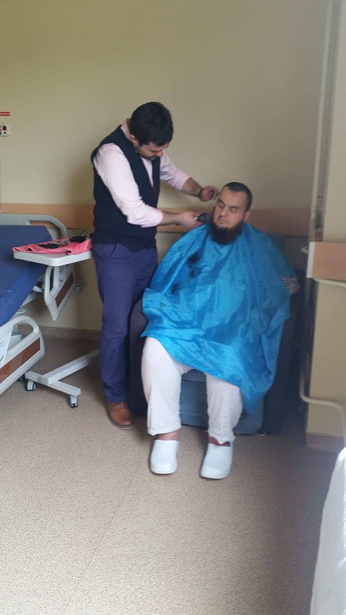 Sokak sokak gezip hasta ve yaşlıları traş ediyorlar