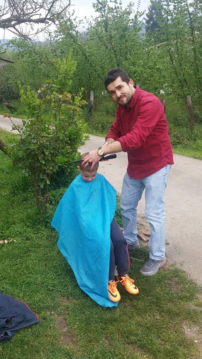 Sokak sokak gezip hasta ve yaşlıları traş ediyorlar