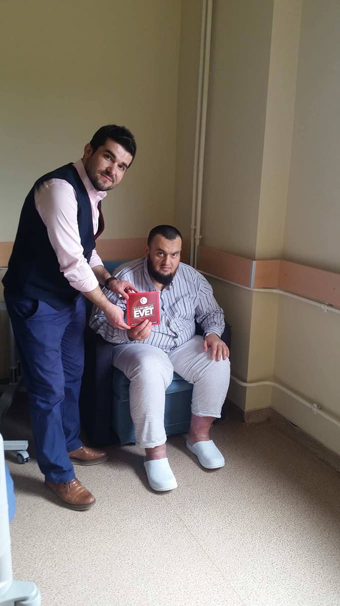 Sokak sokak gezip hasta ve yaşlıları traş ediyorlar