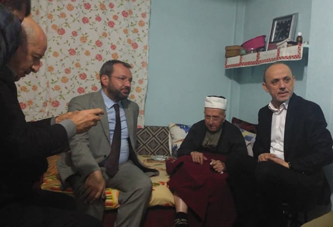 Asırlık çınarı ziyaret ettiler