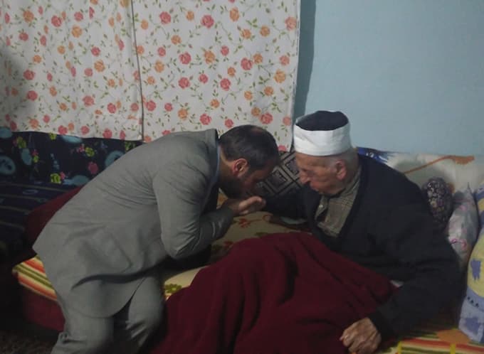 Asırlık çınarı ziyaret ettiler