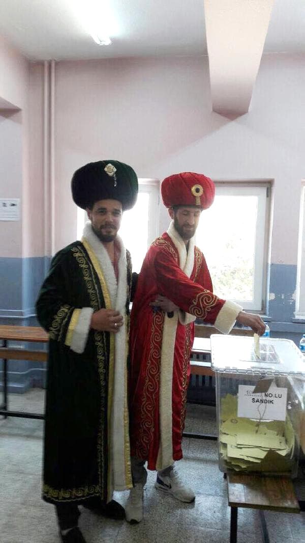 Kaftan ve kavuk giyerek oy kullandılar