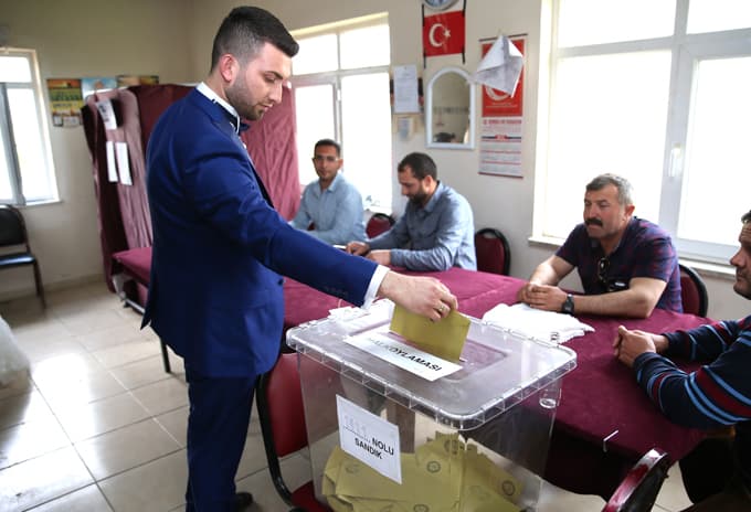 Gelinlik ve damatlıkla oy kullanmaya gittiler