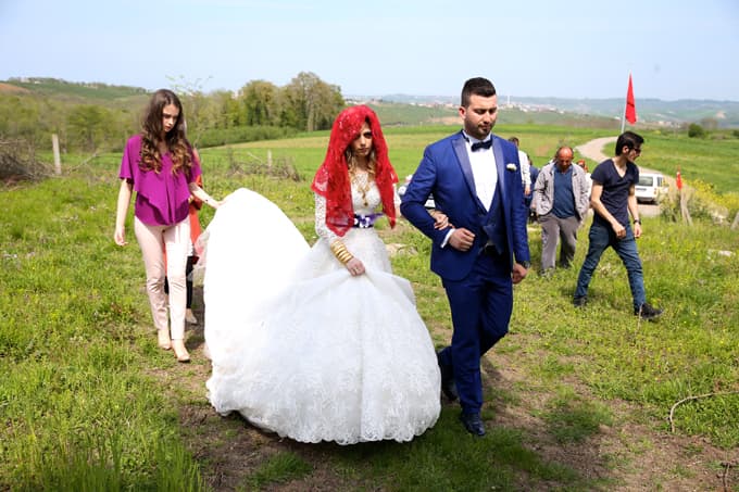Gelinlik ve damatlıkla oy kullanmaya gittiler