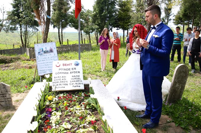 Gelinlik ve damatlıkla oy kullanmaya gittiler
