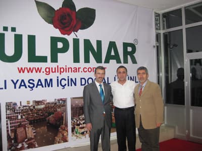 <p><font face="arial,helvetica,sans-serif" size="2"><strong><br />Sağlıklı Yaşam İ&ccedil;in Doğal &Uuml;r&uuml;nler</strong></font></p><p><font face="arial,helvetica,sans-serif" size="2" color="#333399">Anadolu'nun &ccedil;eşitli y&ouml;relerinden sizler i&ccedil;in getirilen y&ouml;resel k&ouml;y &uuml;r&uuml;nleri, Adapazarı'nın meşhur tarihi ıslama k&ouml;ftesi, g&ouml;z ve damak tadınıza hitap eden T&uuml;rk mutfağının se&ccedil;kin yemeklerinin sunulduğu bu tesisde, farkı sizlerde hissedeceksiniz.<br /></font><font face="arial,helvetica,sans-serif" size="2"><strong><br />7/24 Hizmet</strong></font></p><p><font face="arial,helvetica,sans-serif" size="2" color="#333399">Sizlere en iyi hizmeti verebilmek i&ccedil;in g&uuml;lery&uuml;zl&uuml; personeli, hijyenik salonları, geniş bah&ccedil;esi ile G&uuml;lpınar Tesisleri 7/24 saat hizmetinizde.</font></p>