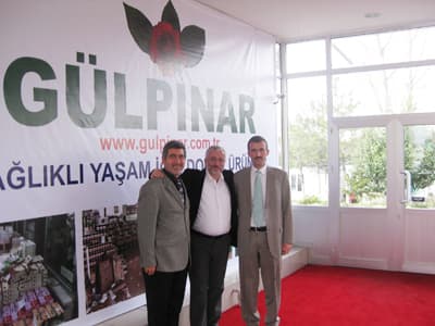 <p><font face="arial,helvetica,sans-serif" size="2" color="#333399"></font></p><p><font face="arial,helvetica,sans-serif" size="2"><br /><br />G&uuml;lpınar Tesisleri'nde taze g&uuml;nl&uuml;k leziz ızgara &ccedil;eşitleri ve sulu yemeklerinden tadabilir, yol yorgunluğunu geniş bah&ccedil;ede atabilirsiniz.</font></p><p><font face="arial,helvetica,sans-serif" size="2"><strong>Onlar da G&uuml;lpınar'ı Tercih Edenlerden</strong></font></p><p><font face="arial,helvetica,sans-serif" size="2">Yemeklerinin lezzetiyle sık sık adından bahsedilen <a href="../../../others/firma_katalog.php?xnumber1=5249">G&uuml;lpınar Tesisleri</a>, &uuml;nl&uuml; akınına uğruyor.</font></p>