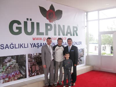 <p><font face="arial,helvetica,sans-serif" size="2"></font></p><font face="arial,helvetica,sans-serif" size="2" color="#333399">Galatasaray'ın T&uuml;rk teknik direkt&ouml;r&uuml; B&uuml;lent Korkmaz, CHP milletvekili Berhan Şimşek, şarkıcı Onur Akın da G&uuml;lpınar Tesisleri'ni tercih ederek keyifli bir mola yaşadı.</font> <p><font face="arial,helvetica,sans-serif" size="2">Tesisin y&ouml;resel yemeklerinden ve g&uuml;lery&uuml;zl&uuml; personelinden memnun kaldıkları y&uuml;zlerinden okunan &uuml;nl&uuml;ler, birer hatıra fotoğrafı da &ccedil;ektirmeyi ihmal etmediler.<br /></font><br /><font face="arial,helvetica,sans-serif" size="2">G&uuml;lpınar Tesisleri i&ccedil;in <a href="../../../others/firma_katalog.php?xnumber1=5249">tıklayın</a>.</font></p>