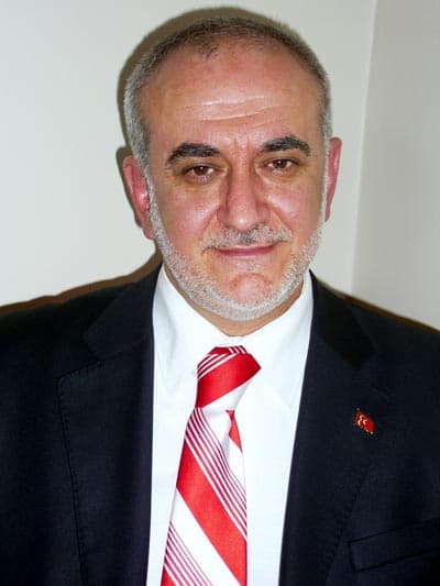 <p><font face="arial,helvetica,sans-serif" size="2"><strong>Belediyeler M&uuml;teahhit Olmamalı</strong></font></p><p><font face="arial,helvetica,sans-serif" size="2">MHP Adapazarı Belediye Başkan adayı Y&uuml;ksel Ayanoğlu, Detay Programı'nda ayrıca, belediyelerin m&uuml;teahhit olmaması gerektiğinin altını &ccedil;izerek, <font color="#333399">&ldquo;Belediyeler t&uuml;ccar zihniyetiyle y&ouml;netilmemeli, sadece para kazanmak adına belediyecilik yapılmamalı. Belediyenin b&uuml;t&uuml;n hizmetlerini &ouml;zelleştiriyorsunuz, ama her nedense belediyenin veya devletin TOKİ&rsquo;sini &ouml;zelleştirmiyorsunuz? Bunu anlamış değilim. Belediyeler, toplu konutlar ile b&uuml;y&uuml;k rantlar sağlamamalı. Belediyelerin toplu konut işine girmesini doğru bulmuyorum&rdquo;</font> dedi.</font></p><p><font face="arial,helvetica,sans-serif" size="2">Programda projelerini de sıralayan Ayanoğlu, işsizlik, sosyal belediyecilik, &ccedil;evre, yaşlılar ve gen&ccedil;ler i&ccedil;in d&uuml;ş&uuml;nd&uuml;ğ&uuml; projelerden s&ouml;z&nbsp; etti ve Karaman, Camili, Yenikent b&ouml;lgesine ağırlık vereceklerini kaydetti.</font></p><p><font face="arial,helvetica,sans-serif" size="2"><strong>Bor&ccedil;lanmaktan Korkmam</strong></font></p><p><font face="arial,helvetica,sans-serif" size="2"><font color="#333399">&ldquo;Adapazarı belediyesinin borcu olmadığını ama, 172 milyarlık yatırımı olduğunu da biliyorum. Sakarya T&uuml;rkiye&rsquo;de bor&ccedil;lu 3. b&uuml;y&uuml;k il&rdquo;</font> diyen Ayanoğlu<font color="#333399">,&hellip;&rdquo;Bor&ccedil;lanmaktan korkmayacağım. Yeter ki halkımız hizmet alsın. &Ouml;nemli olan hırsızlık yapmamak&rdquo;</font> şeklinde konuştu.</font></p><p><font face="arial,helvetica,sans-serif" size="2"><strong>Gen&ccedil; Parti Desteği AKP'yi Rahatsız Etti</strong></font></p><p><font face="arial,helvetica,sans-serif" size="2">Gen&ccedil; Parti'nin se&ccedil;imlerde MHP&rsquo;yi destekleme kararı almasını da değerlendiren Ayanoğlu,<font color="#333399"> &ldquo;Bu &ouml;nemli bir karardır..Gen&ccedil; Parti ge&ccedil;tiğimiz d&ouml;nemde 56 bin oy aldı. Bu oylar AK Partiye 1 milletvekili olarak d&ouml;nd&uuml;. Bu se&ccedil;imlerde de aynı şeyi yaşamak istemediler. B&ouml;yle bir karar aldılar. Bunun meyvelerini toplayacağız. Bu birliktelik AK Partiyi rahatsız etti. <strong>Kendilerine yandaş olan medya ile bize su&ccedil;lamalarda bulundular. Yalan haberler &uuml;rettiler. Manşetler attılar. Cem Uzan CHP'yi destekliyor dediler. Bizim aşımız tuttu. Ne yaptılarsa engelleyemediler</strong>&rdquo;</font> şeklinde konuştu.</font></p>