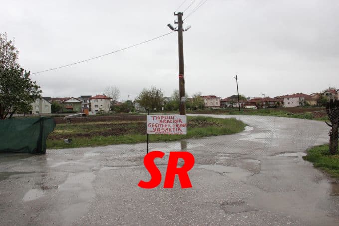 Arazisinden geçen yolu tel örgülerle kapattı