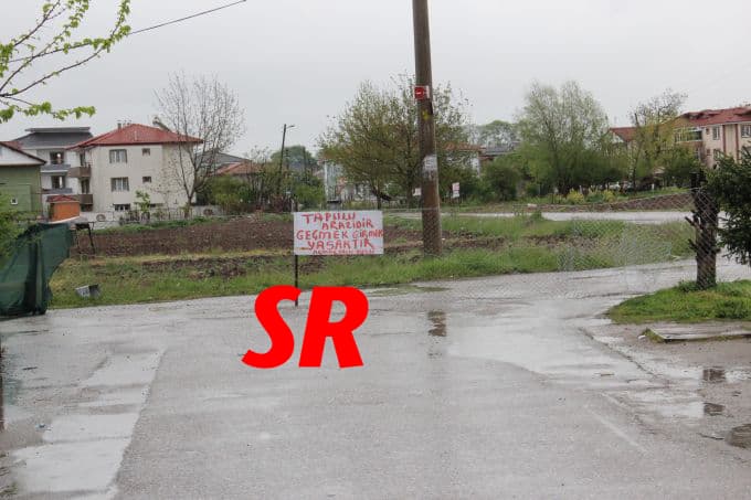 Arazisinden geçen yolu tel örgülerle kapattı