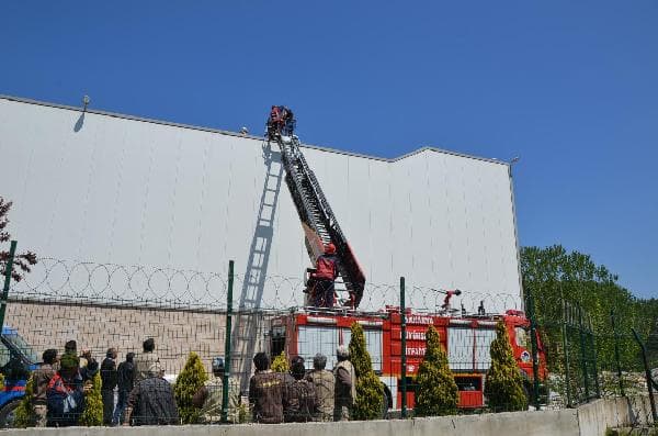 Fabrika çatısında intihar girişimi
