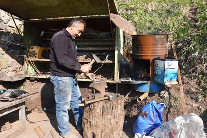 Demirci ustası, dede mesleğine sahip çıkmaya devam ediyor