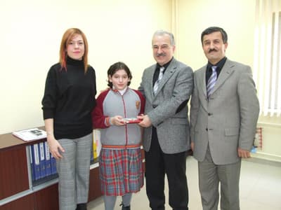 <p><font face="arial,helvetica,sans-serif" size="2"><strong><br /><br />Orta&ouml;ğretim Şiir Dalında<br /></strong><br />1. S&uuml;heyla D&ouml;nmez (Geyve İmam Hatip Lisesi)<br />2. Fatih Dere (Sakarya End&uuml;stri Meslek Lisesi)<br />3. Canan G&uuml;l&ccedil;i&ccedil;ek (Sapanca ATL)</font></p><p><font face="arial,helvetica,sans-serif" size="2"><strong>Orta&ouml;ğretim Kompozisyon Dalında<br /></strong><br />1. Bilal Ateş (Adapazarı Sağlık Meslek Lisesi)<br />2. K&uuml;bra Filiz Sapanca Sağlık Meslek Lisesi)<br />3. Kadriye Şan (Geyve Anadolu Lisesi)<br /></font></p>