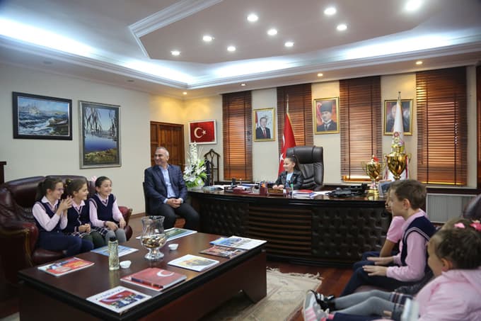 Sapanca Belediye Başkanı, koltuğunu öğrenciye devretti