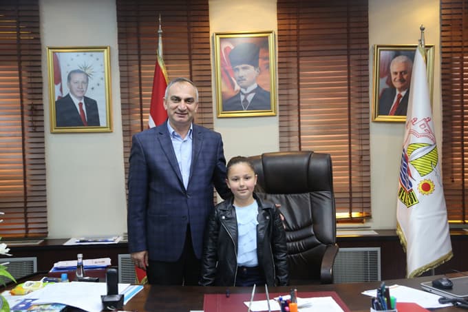 Sapanca Belediye Başkanı, koltuğunu öğrenciye devretti