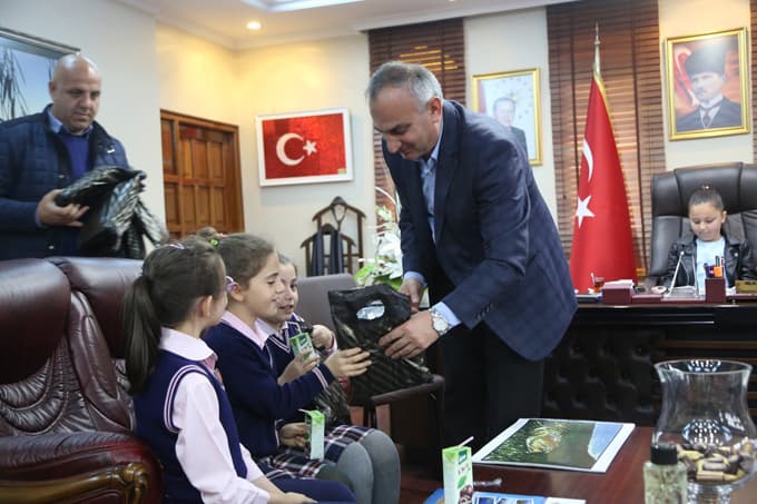 Sapanca Belediye Başkanı, koltuğunu öğrenciye devretti