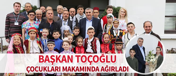 <p><font face="arial,helvetica,sans-serif" size="2"><strong>T&uuml;m &ccedil;ocukların y&uuml;z&uuml; g&uuml;ls&uuml;n</strong><br /></font></p><p><font face="arial,helvetica,sans-serif" size="2">23  Nisan Ulusal Egemenlik ve &Ccedil;ocuk Bayramı vesilesiyle D&uuml;nya ve  T&uuml;rkiye&rsquo;den gelen &ccedil;ocukları ağırlamaktan duyduğu memnuniyeti dile  getiren Başkan To&ccedil;oğlu, &ldquo;K&uuml;lt&uuml;rlerin yaşatılması, gelecek nesillere  zarar g&ouml;rmeden aktarılması &ccedil;ok &ouml;nemli. Halk oyunları da bu noktada  &ouml;nemli bir yere sahip. Sakarya, &ccedil;ok fazla k&uuml;lt&uuml;rden &ccedil;ok fazla insanın  kardeş&ccedil;e yaşadığı ve k&uuml;lt&uuml;rel farklılıkların zenginlik kattığı bir  şehirdir. Uluslararası Halk Oyunları Festivali ile birlikte bu  zenginliğin daha da artacağına inanıyorum. D&uuml;nya&rsquo;da b&uuml;t&uuml;n &ccedil;ocukların  y&uuml;z&uuml;n&uuml;n g&uuml;lmesi en b&uuml;y&uuml;k temennimiz. Misafirlerimizin şehrimizde &ccedil;ok  g&uuml;zel vakitler ge&ccedil;ireceklerini umut ediyorum. İnşallah şehrimizden &ccedil;ok  g&uuml;zel anılarla ayrılacak, &uuml;lkelerine d&ouml;nd&uuml;klerinde ev sahipliğimizden  duydukları memnuniyeti dile getireceklerdir&rdquo; ifadelerini kullandı. </font></p><p><font size="2"><strong>To&ccedil;oğlu, &ouml;ğrencileri makamında ağırladı </strong></font></p><p><font face="arial,helvetica,sans-serif" size="2">Sakarya  B&uuml;y&uuml;kşehir Belediye Başkanı Zeki To&ccedil;oğlu, 23 Nisan Ulusal Egemenlik ve  &Ccedil;ocuk Bayramı kapsamında Ali Dilmen Ortaokulu &ouml;ğrencileri Ebrar Buse  G&uuml;ven, Emre ve Can Duhan&rsquo;ı makamında ağırladı. Ziyarette İl Milli Eğitim  M&uuml;d&uuml;r&uuml; Pervin T&ouml;re, Ali Dilmen Ortaokulu M&uuml;d&uuml;r&uuml; Mustafa &Ouml;zt&uuml;rk ve  &ouml;ğretmenleri de hazır bulundu. Yaptığı &ccedil;alışmalardan dolayı t&uuml;m okullar  adına Başkan To&ccedil;oğlu&rsquo;na teşekk&uuml;r eden minik &ouml;ğrenciler, okul  bah&ccedil;elerinde &ccedil;evre d&uuml;zenlemesi yapılmasını talep etti.<br /><br /><strong>T&uuml;n D&uuml;nya &ccedil;ocuklarının bayramı olsun</strong><br /><br />Okul  bah&ccedil;esinde gerekli d&uuml;zenlemelerin yapılması i&ccedil;in kurmaylarına talimat  veren Başkan To&ccedil;oğlu, &ldquo;&Ouml;ncelikle 23 Nisan Ulusal Egemenlik ve &Ccedil;ocuk  Bayramınızı şimdiden kutluyorum. İnşallah bu bayramın t&uuml;m D&uuml;nya  &ccedil;ocuklarının bayramı olmasını temenni ediyorum. Sizler bizim  geleceğimiz, yarınlarımızsınız. Bizler sizlerin geleceği i&ccedil;in ne  gerekiyorsa yapmaya hazırız. Kendinizi en iyi şekilde geliştirerek,  &uuml;lkesine ve milletine faydalı birer birey olmanızı diliyorum&rdquo; dedi. </font></p>