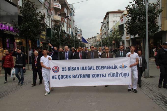 Şehirde 23 Nisan korteji
