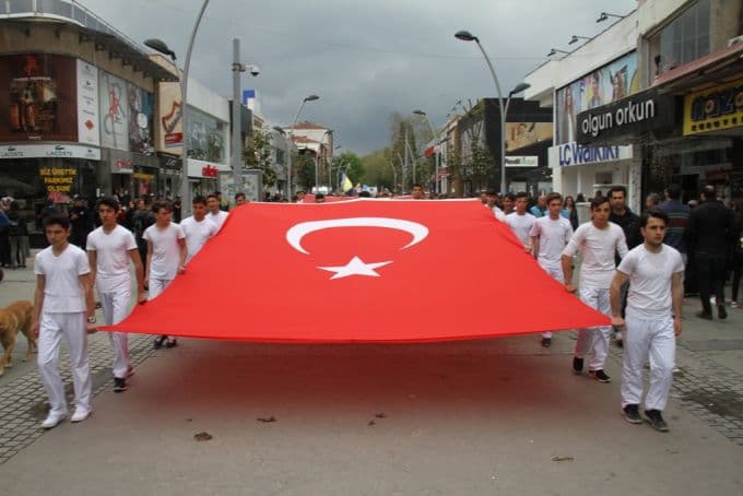 Şehirde 23 Nisan korteji