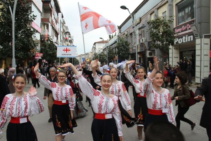 Şehirde 23 Nisan korteji