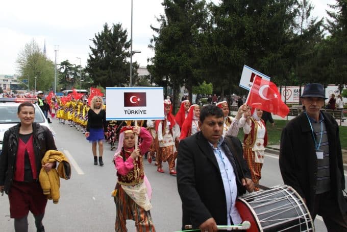 Şehirde 23 Nisan korteji