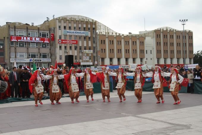 Şehirde 23 Nisan korteji