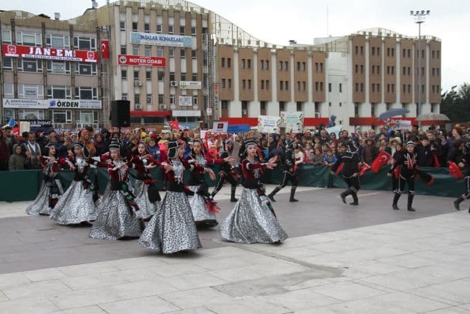 Şehirde 23 Nisan korteji