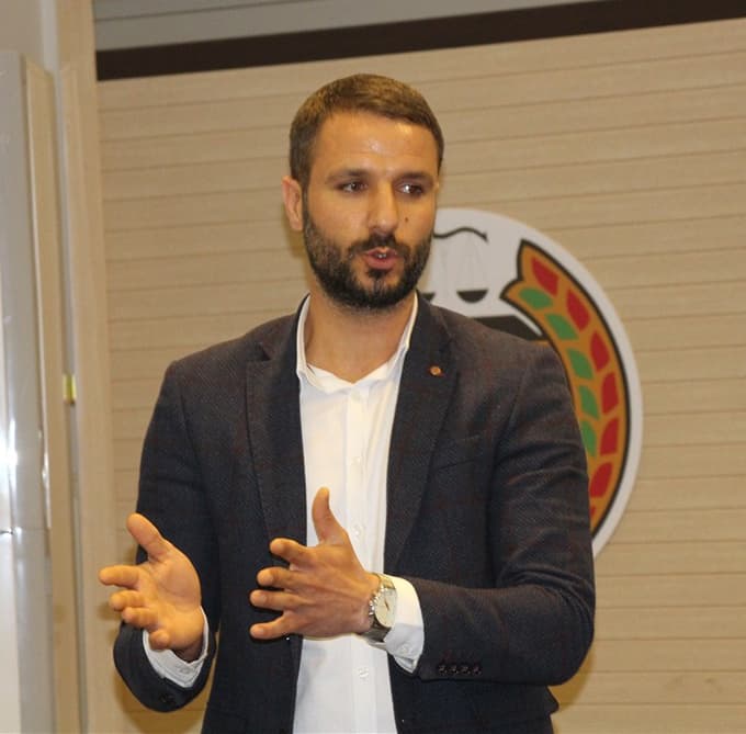 Yahya ve Mehmet öğretmene ödül verildi