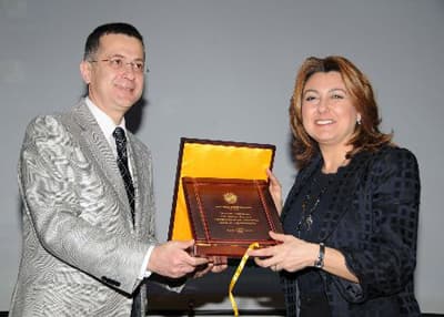 <p><font face="Arial" size="2"><strong>Tartışmaları İzliyoruz</strong>&nbsp;</font></p><p><font face="Arial" size="2">Kadın Erkek Eşitliği Komisyonu yerine Kadın Erkek Fırsat Eşitliği Komisyonu ifadesinin <font color="#333399"><font color="#000000">tercih edilmesinin esas sorun olan toplumsal cinsiyet eşitsizliğini geri bıraktığı y&ouml;n&uuml;nde &ccedil;eşitli tartışmaları izlediklerini dile getiren Yal&ccedil;ındağ,</font> &quot;Komisyonun sivil toplum &ouml;rg&uuml;tleri g&ouml;r&uuml;ş ve fikirlerinden yararlanmak suretiyle etkili &ccedil;alışmaları ger&ccedil;ekleştirerek isminden kaynaklanan bu tartışmaları gidereceğini umuyoruz.&quot;</font> dedi.&nbsp;<font color="#333399">&nbsp;</font></font></p><p><font face="Arial" size="2"><font color="#333399"><font color="#000000"><strong>T&uuml;rkiye, Son Sıralarda Yer Alıyor<br /></strong></font><br /></font></font><font face="Arial" size="2">T&uuml;rkiye'de hukuksal d&uuml;zenlemelerde &ouml;nemli ilklere imza atıldığını, ayrıca eğitim, aile i&ccedil;i şiddet, siyasette kadın konularında kamuoyunda artan bir duyarlılık d&uuml;zeyi oluştuğunu vurgulayan Yal&ccedil;ındağ ş&ouml;yle konuştu:<font color="#333399"> &quot;Buna rağmen kadınlar eğitimde, iş g&uuml;c&uuml;nde karar alma mekanizmalarında &ccedil;ok yetersiz oranda temsil ediliyor. Maalesef T&uuml;rkiye kadının iş g&uuml;c&uuml;ne katılım oranında sadece Avrupa Birliği &uuml;lkeleriyle kıyaslandığında, son sıralarda yer alıyor. Bunu eğitim, kırsal kesimden şehre g&ouml;&ccedil; gibi &ccedil;ok y&ouml;nl&uuml; nedenleri var. Bunu aşmak i&ccedil;in ebeveyn izninin yasallaşmalı, &ccedil;ocuk bakımına erişim i&ccedil;in kapsamlı politikalar &uuml;retilmeli. Yerel y&ouml;netimler &ccedil;ocuk ve yaşlı bakım hizmetlerinde daha &ccedil;ok sorumluluk &uuml;stlenmeli. İş ve aile yaşamını destekleyici politikalarla kadınların iş g&uuml;c&uuml; piyasasında yer almalarının desteklenmesi gerekir.&quot; </font></font></p>