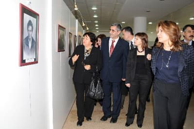<strong><font face="Arial" size="2">İtici Bir G&uuml;&ccedil; Olacak</font></strong> <p><font face="arial,helvetica,sans-serif" size="2"></font></p><p><font face="arial,helvetica,sans-serif" size="2">T&uuml;rkiye'nin AB'ye giriş s&uuml;reci kadın a&ccedil;ısından olumlu bir itici g&uuml;&ccedil; olduğunu ve olmaya da devam edeceğini ifade eden Yal&ccedil;ındağ, <font color="#333399">&quot;T&uuml;rkiye'nin coğrafi yapısı, toplumsal muhafazakarlık, ortak &ouml;zellikler taşıyan bazı &uuml;lkelerdeki AB'ye katılım s&uuml;reci, kadın erkek eşitliğinin sağlanması konusunda bir &ccedil;ok adımın atılmasında &ouml;nemli bir fakt&ouml;r olmuştur. T&uuml;rkiye'de de kadın hakları ve uygulama performansları konusunda benzer d&ouml;n&uuml;ş&uuml;mlerin yaşanacağı, AB adaylığının bu s&uuml;rece ivme katarak itici bir g&uuml;&ccedil; olacağını &ouml;ng&ouml;r&uuml;yoruz.&quot;</font> dedi. </font></p>