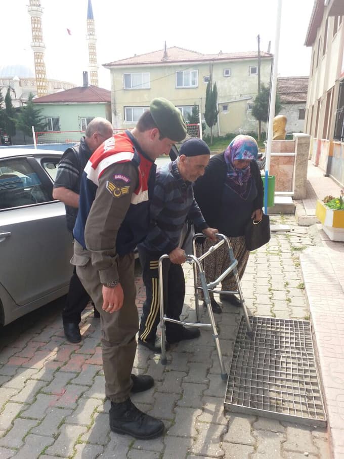 Jandarma ekipleri, millete el uzatmaya devam ediyor