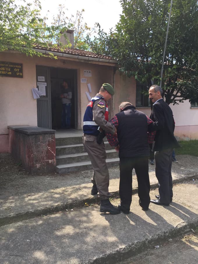 Jandarma ekipleri, millete el uzatmaya devam ediyor