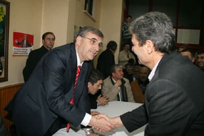 <font face="Arial" size="2">Sakarya B&uuml;y&uuml;kşehir Belediye Başkanı Aziz Duran, Sakarya'da yaptıklarına değerlendirerek,&nbsp; <font color="#333399">&ldquo;Ş&ouml;yle bir zamanı geriye d&ouml;nd&uuml;relim. Sene 1994. Sizler bizlere g&uuml;vendiniz. Hi&ccedil; kimsenin ummadığı bir zamanda bize g&ouml;rev verdiniz. O bizim i&ccedil;in &ccedil;ok b&uuml;y&uuml;k bir onurdu, &ccedil;ok b&uuml;y&uuml;k bir gururdu hem de b&uuml;y&uuml;k bir sorumluluktu. Sakarya'mızda o yıllarda 1 tane duble yol yoktu, şimdi 60 kilometre duble yolumuz var. Şehrimizin arıtma tesisleri yoktu, sular sağlıklı akmıyordu. Fakat şimdi arıtma tesislerimiz de var, tertemiz akan sularımızda. Parkımız bah&ccedil;emiz, insanlarımızın yaşama alanları yeterli seviyede yoktu. Şimdi &ouml;yle mi peki. Şehrimizin ortasında kocaman bir Kent Park var. Aslında yapılanları anlatmak istemiyorum. Sakarya'nın 15 yılda nereden nereye geldiğini hepiniz &ccedil;ok iyi biliyorsunuz. O eserler mutlaka kendini anlatacaktır&rdquo;</font> dedi.</font>