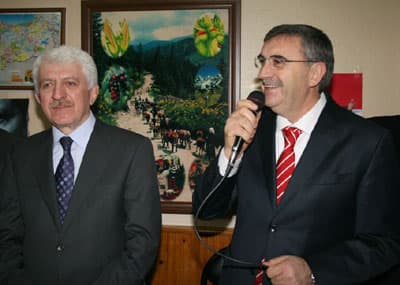<font face="Arial" size="2">Se&ccedil;imlerden parti olarak b&uuml;y&uuml;k bir başarı ile &ccedil;ıkacaklarını s&ouml;yleyen AK Parti Sakarya Milletvekili Şaban Dişli ise, AK Partili h&uuml;k&uuml;metlerin hem &uuml;lkeyi hem de şehirleri geliştirmek adına &ccedil;ok &ouml;nemli hizmetlere imza attığını s&ouml;yledi. Şaban Dişli, <font color="#333399">&ldquo;Biz başkan adaylarımızın yanındayız. İnşallah başkanlarımız bizi, siz de başkanlarımızı mahcup etmeyeceksiniz&rdquo;</font> dedi.&nbsp;Milletvekili Şaban Dişli ve başkanlar programın sonunda vatandaşlarla hatıra fotoğrafı da &ccedil;ektirdi.</font>
