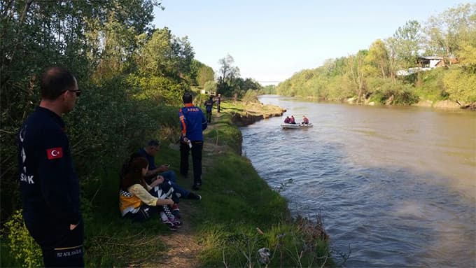 Uyuşturucu kullanan genç Sakarya Nehri'ne düştü