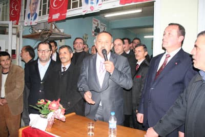 <font face="Arial" size="2">Hedeflerinin Erenler'i &ouml;rnek il&ccedil;e yapmak olduğunu ifade eden &Ccedil;ift&ccedil;i, yemyeşil parkları ve yollarıyla modern şehir anlayışıyla Erenlerin yeni y&uuml;z&uuml;ne kavuşacağını kaydetti. &Ccedil;ift&ccedil;i projelerinin ise şunlar olduğunu s&ouml;yledi;<font color="#333399"> &ldquo;S&uuml;s bitkiciliğine tam destek. &Ccedil;ift&ccedil;ilerimize belediyemizden tam destek. Hibe ve destek y&ouml;nlendirme birimi. Kapalı halk pazarı. Erenler k&uuml;lt&uuml;r merkezi ve buna benzer bir&ccedil;ok projelerimiz var. Bunları halkımızı en iyi şekil de anlatıp onların da g&ouml;r&uuml;şleri doğrultusunda bu projeleri hayata ge&ccedil;ireceğiz.&rdquo;</font></font>
