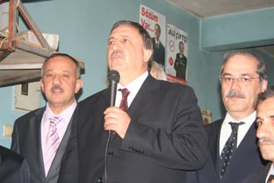 <font face="Arial" size="2">MHP Sakarya B&uuml;y&uuml;kşehir Belediye Başkan Adayı Enver To&ccedil;oğlu ise 29 Mart se&ccedil;imlerinin b&uuml;y&uuml;k dersin verileceği bir se&ccedil;im olacağını dile getirerek, <font color="#333399">&quot;Bu se&ccedil;imlerde, haksızlara b&uuml;y&uuml;k bir ders verilecek. Biz bu se&ccedil;imlere, b&uuml;y&uuml;k ve deneyimli ekiplerimizle birlikte, hazırlıklı geliyoruz. Sakarya B&uuml;y&uuml;kşehir Belediyesi'nin bug&uuml;n itibariyle 355 milyon TL'lik bor&ccedil;lu bir belediye olduğunu bildiğimiz ve ateşten g&ouml;mlek giyeceğimize rağmen, sizin i&ccedil;in bu yola giriyoruz. Biz bu şehri yanlış ellerden kurtarmaya geliyoruz. Hangi konu olursa olsun 30 Mart itibariyle sorunlarınızı &ccedil;&ouml;zmek i&ccedil;in sizleri, kahve i&ccedil;meye bekliyoruz&quot;</font> dedi.</font>